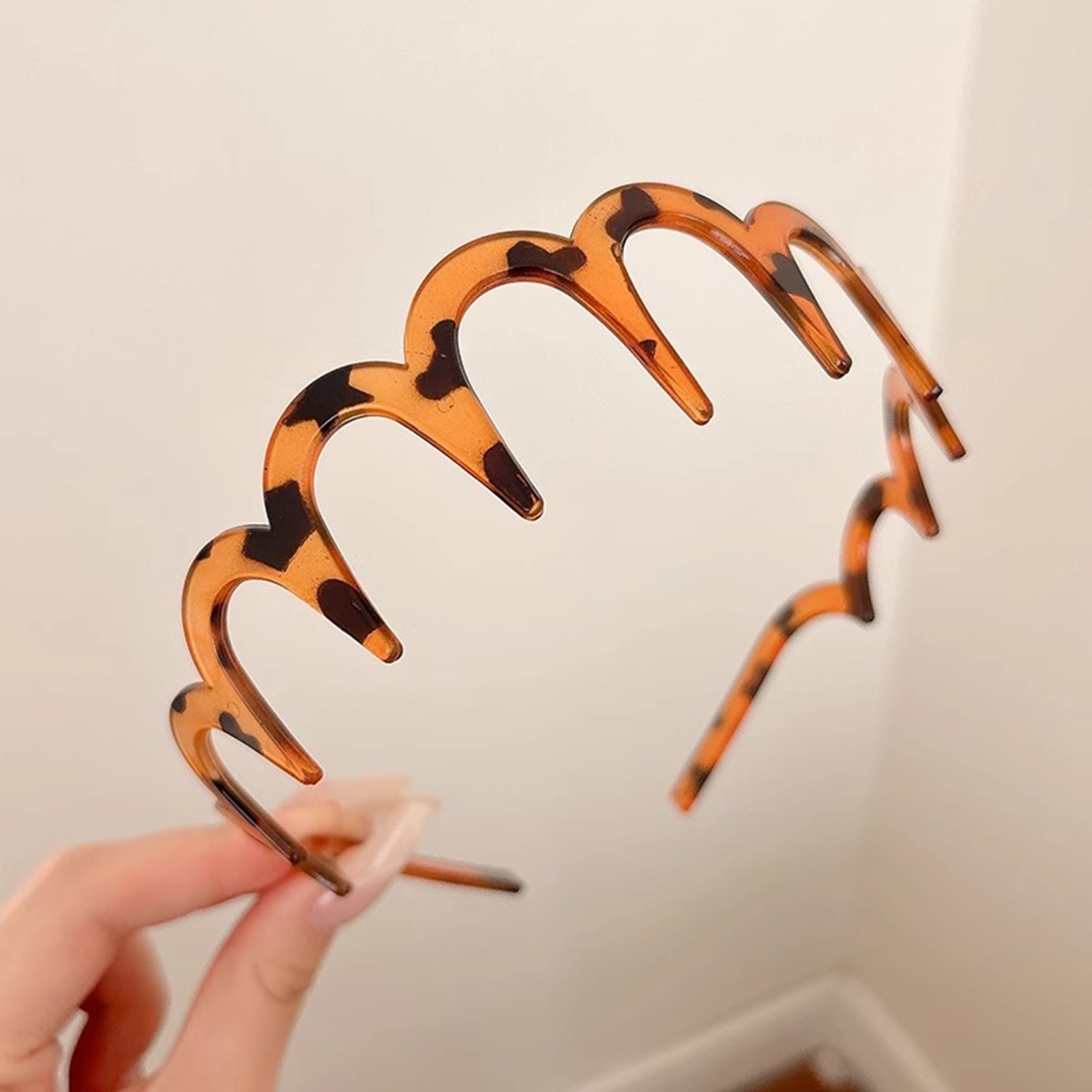 ヘッドバンド アクリル製 ウェーブ型 滑り止め ヘアフープ  - Hair Care Wavy Hair のレビューと価格